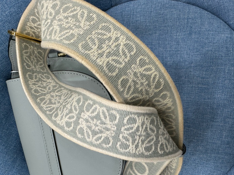 Loewe羅意威mini gate馬鞍包,刺繡寬肩帶,單肩斜挎包,小號 有購證 肩帶邊緣有點髒污。尺寸:12.5*21.*9.5cm-14