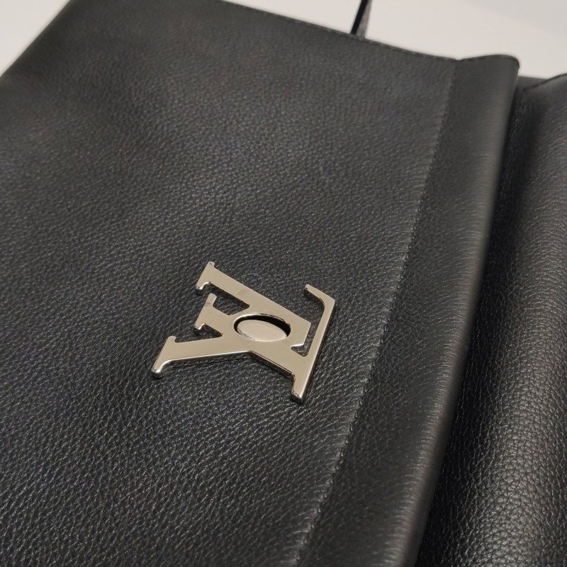 Louis Vuitton (LV) Lockme 牛皮 純色 LV 轉鎖 單肩包-11