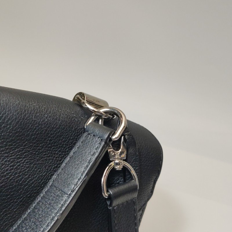 Louis Vuitton (LV) Lockme 牛皮 純色 LV 轉鎖 單肩包-13