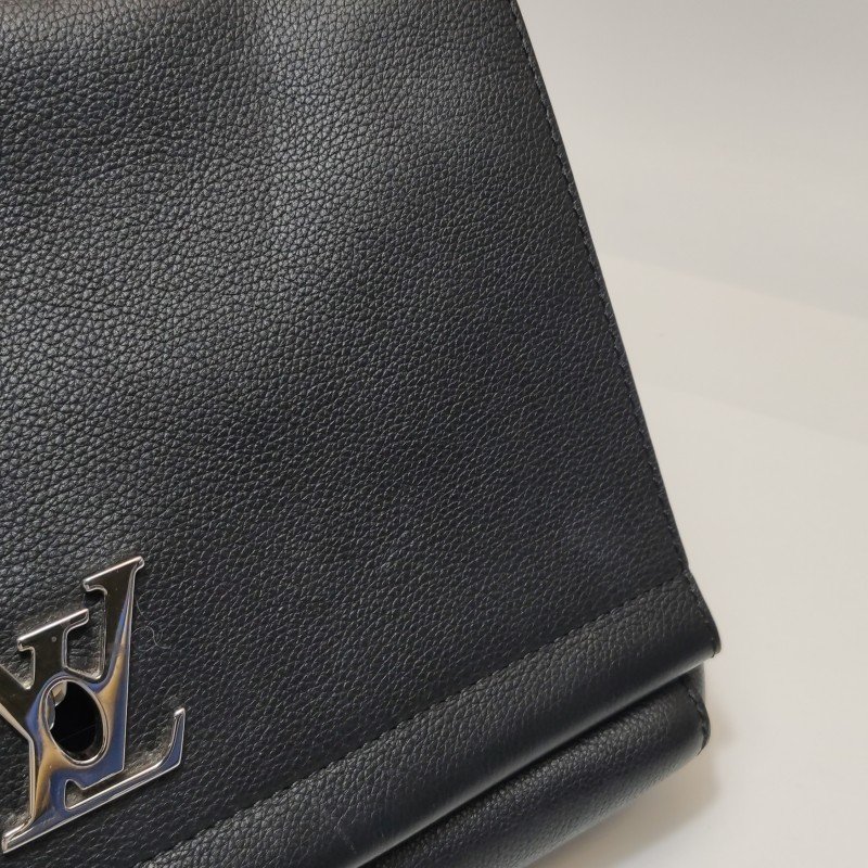 Louis Vuitton (LV) Lockme 牛皮 純色 LV 轉鎖 單肩包-14