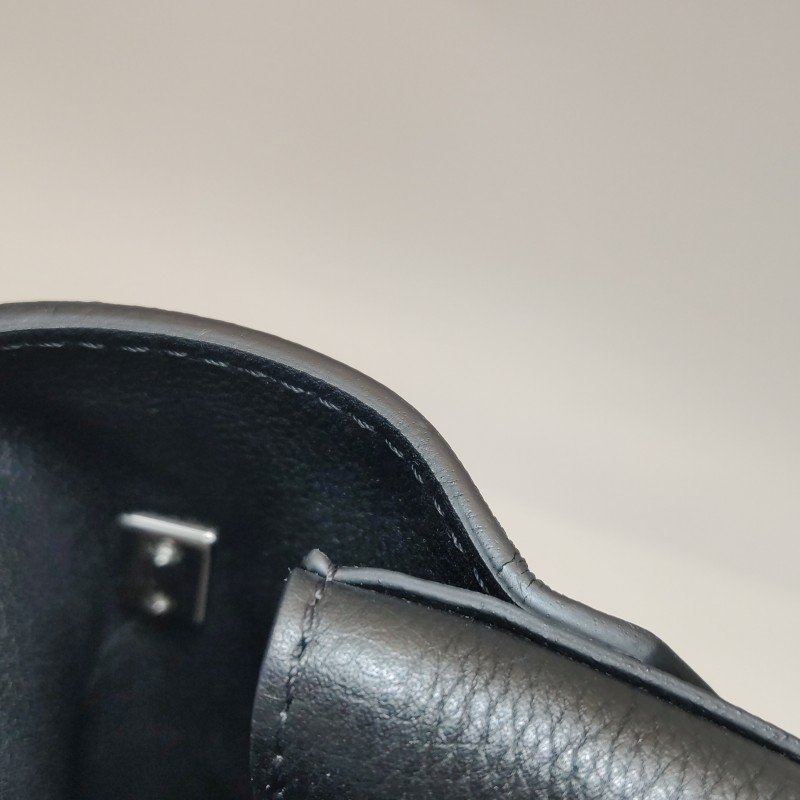 Louis Vuitton (LV) Lockme 牛皮 純色 LV 轉鎖 單肩包-18