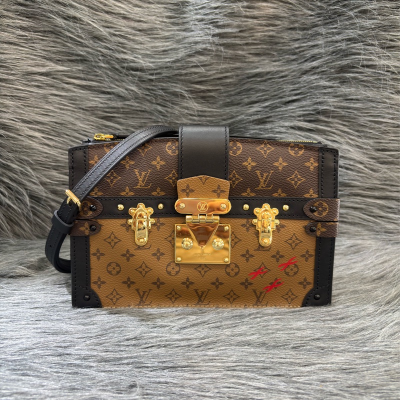 LV M43596 TRUNK CLUTCH 原花老花字紋雙色 海鷗 金鍊金釦 小箱子軟箱包箱子包斜背包肩背包手拿包-0