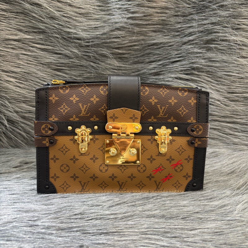 LV M43596 TRUNK CLUTCH 原花老花字紋雙色 海鷗 金鍊金釦 小箱子軟箱包箱子包斜背包肩背包手拿包-1