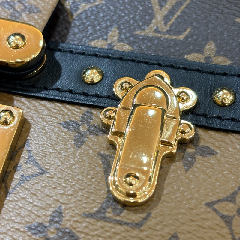 LV M43596 TRUNK CLUTCH 原花老花字紋雙色 海鷗 金鍊金釦 小箱子軟箱包箱子包斜背包肩背包手拿包-7