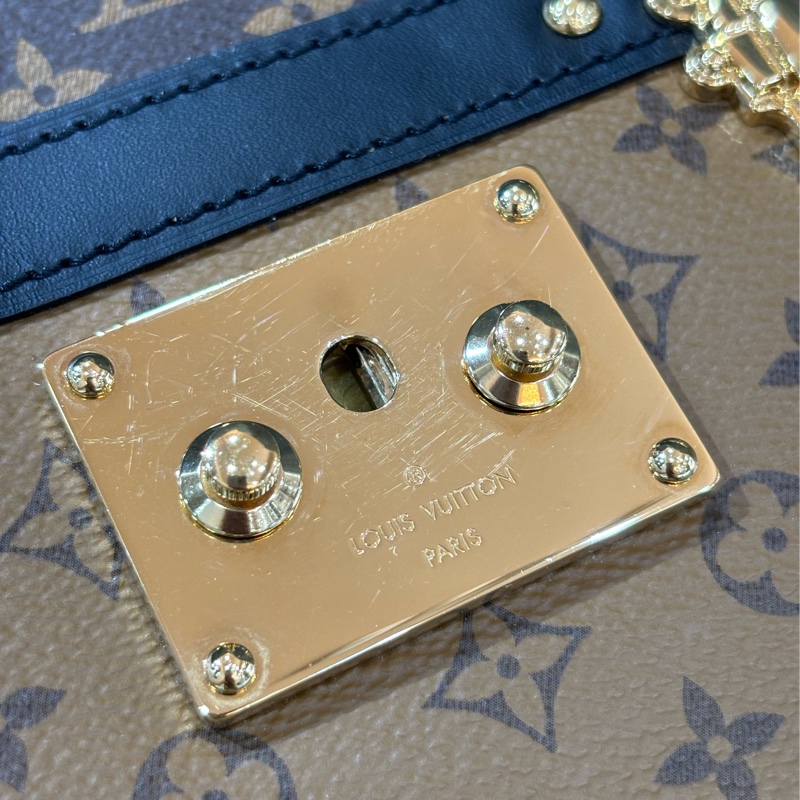LV M43596 TRUNK CLUTCH 原花老花字紋雙色 海鷗 金鍊金釦 小箱子軟箱包箱子包斜背包肩背包手拿包-10