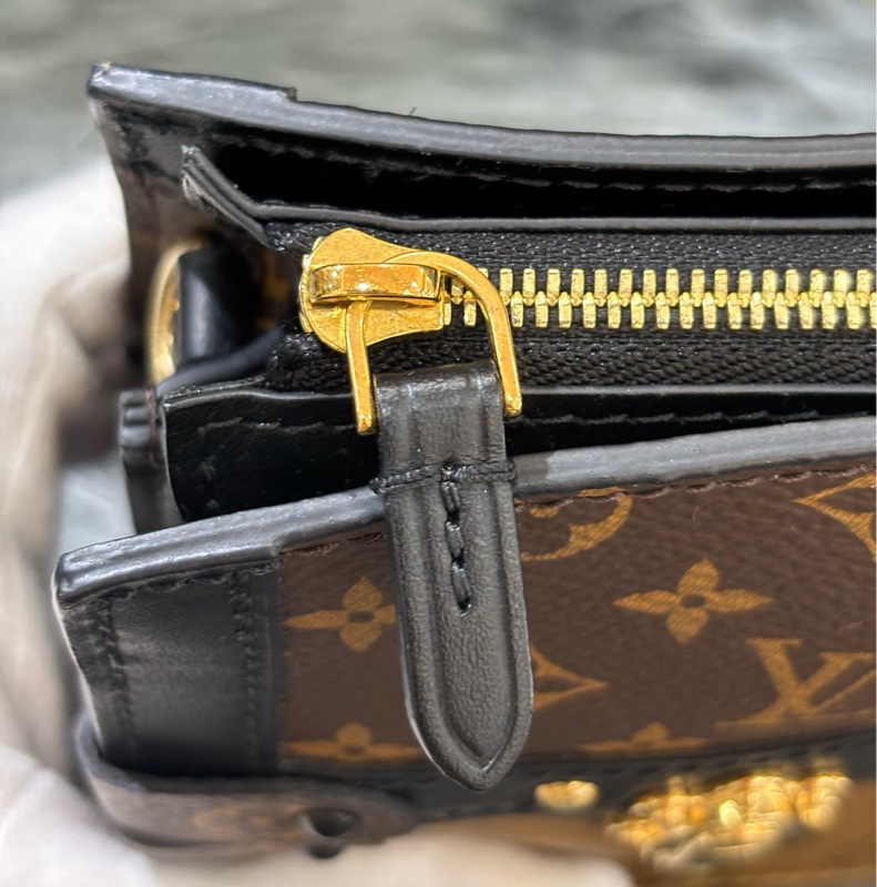 LV M43596 TRUNK CLUTCH 原花老花字紋雙色 海鷗 金鍊金釦 小箱子軟箱包箱子包斜背包肩背包手拿包-11