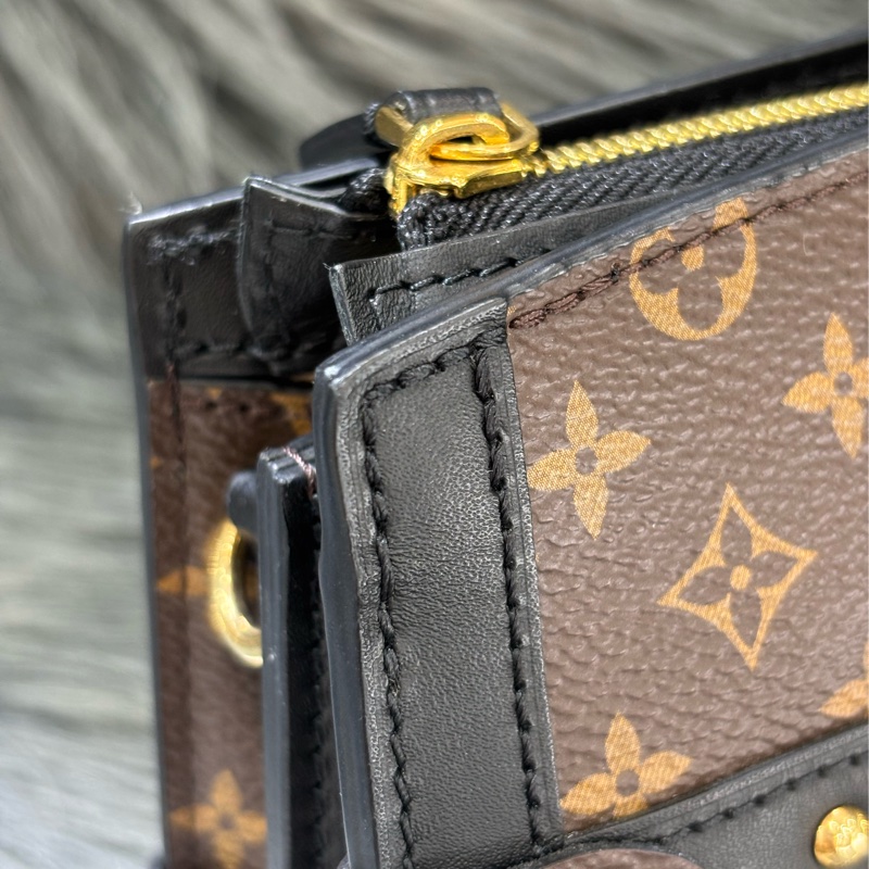 LV M43596 TRUNK CLUTCH 原花老花字紋雙色 海鷗 金鍊金釦 小箱子軟箱包箱子包斜背包肩背包手拿包-15