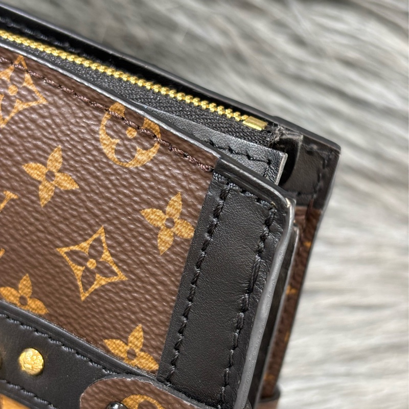 LV M43596 TRUNK CLUTCH 原花老花字紋雙色 海鷗 金鍊金釦 小箱子軟箱包箱子包斜背包肩背包手拿包-16