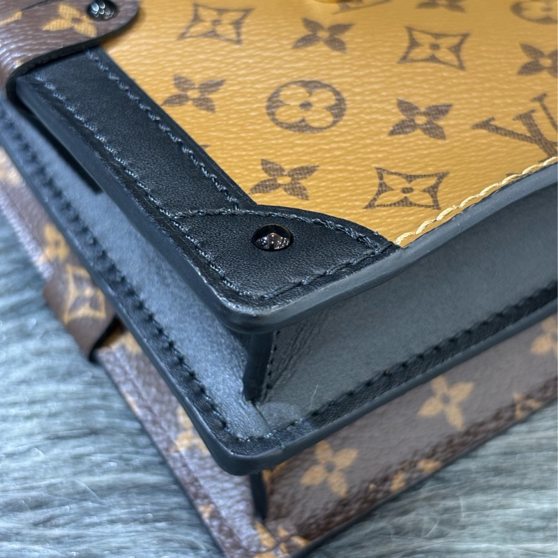 LV M43596 TRUNK CLUTCH 原花老花字紋雙色 海鷗 金鍊金釦 小箱子軟箱包箱子包斜背包肩背包手拿包-21