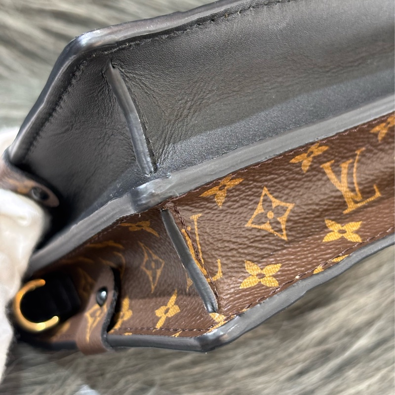 LV M43596 TRUNK CLUTCH 原花老花字紋雙色 海鷗 金鍊金釦 小箱子軟箱包箱子包斜背包肩背包手拿包-22