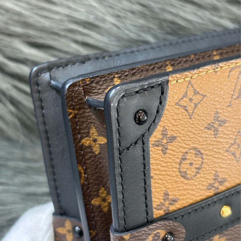 LV M43596 TRUNK CLUTCH 原花老花字紋雙色 海鷗 金鍊金釦 小箱子軟箱包箱子包斜背包肩背包手拿包-23