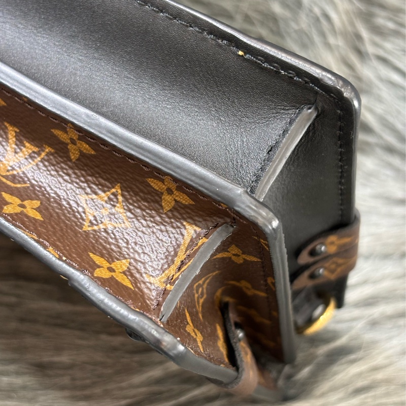 LV M43596 TRUNK CLUTCH 原花老花字紋雙色 海鷗 金鍊金釦 小箱子軟箱包箱子包斜背包肩背包手拿包-25