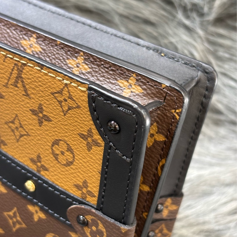 LV M43596 TRUNK CLUTCH 原花老花字紋雙色 海鷗 金鍊金釦 小箱子軟箱包箱子包斜背包肩背包手拿包-26