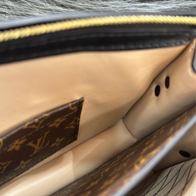 LV M43596 TRUNK CLUTCH 原花老花字紋雙色 海鷗 金鍊金釦 小箱子軟箱包箱子包斜背包肩背包手拿包-37