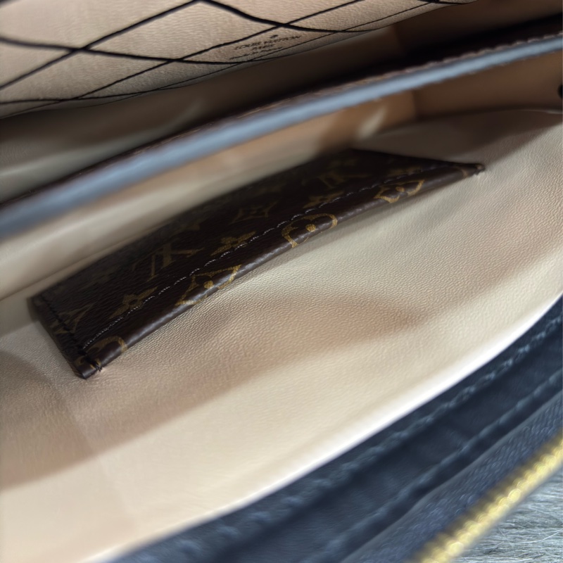 LV M43596 TRUNK CLUTCH 原花老花字紋雙色 海鷗 金鍊金釦 小箱子軟箱包箱子包斜背包肩背包手拿包-39
