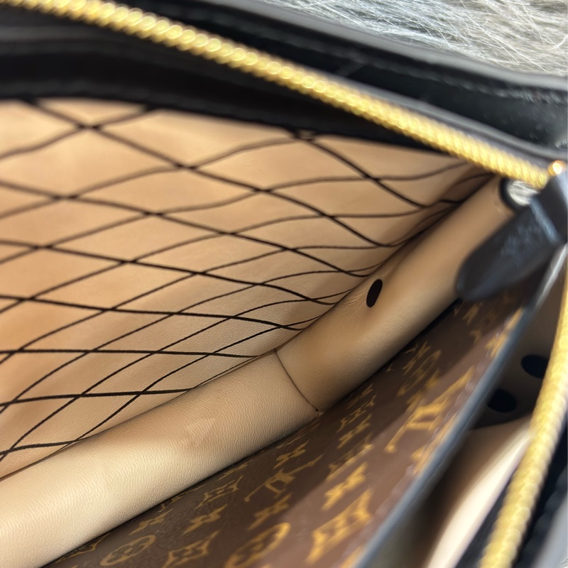LV M43596 TRUNK CLUTCH 原花老花字紋雙色 海鷗 金鍊金釦 小箱子軟箱包箱子包斜背包肩背包手拿包-42