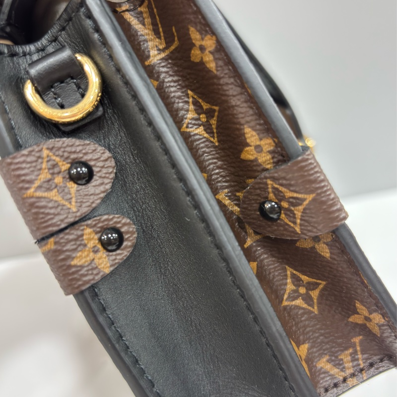LV M43596 TRUNK CLUTCH 原花老花字紋雙色 海鷗 金鍊金釦 小箱子軟箱包箱子包斜背包肩背包手拿包-53