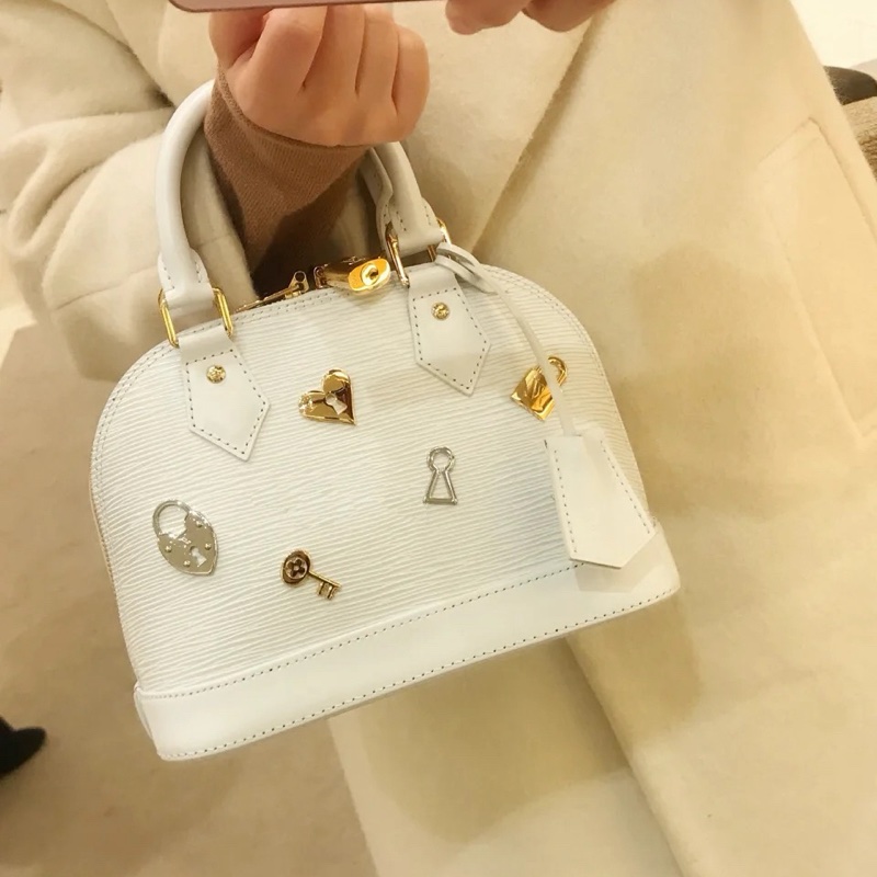 LV / 路易威登 Alma BB 貝殼包,白色水波紋配金色徽章-2