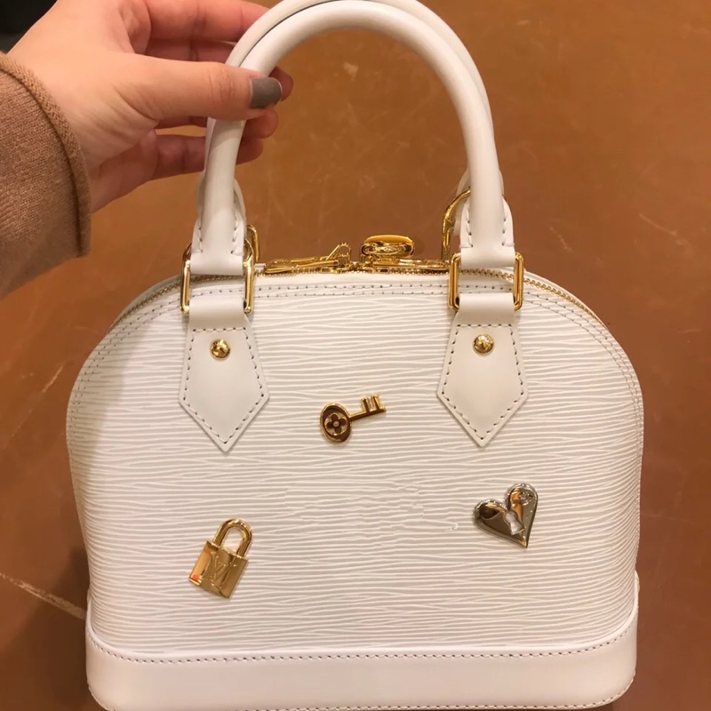 LV / 路易威登 Alma BB 貝殼包,白色水波紋配金色徽章-3