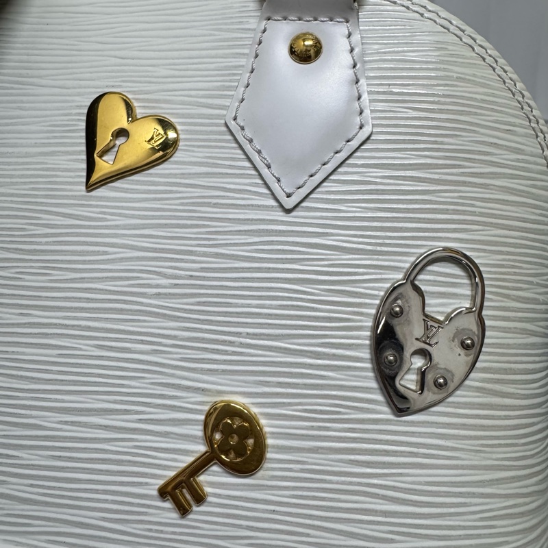 LV / 路易威登 Alma BB 貝殼包,白色水波紋配金色徽章-4