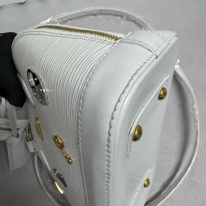 LV / 路易威登 Alma BB 貝殼包,白色水波紋配金色徽章-9