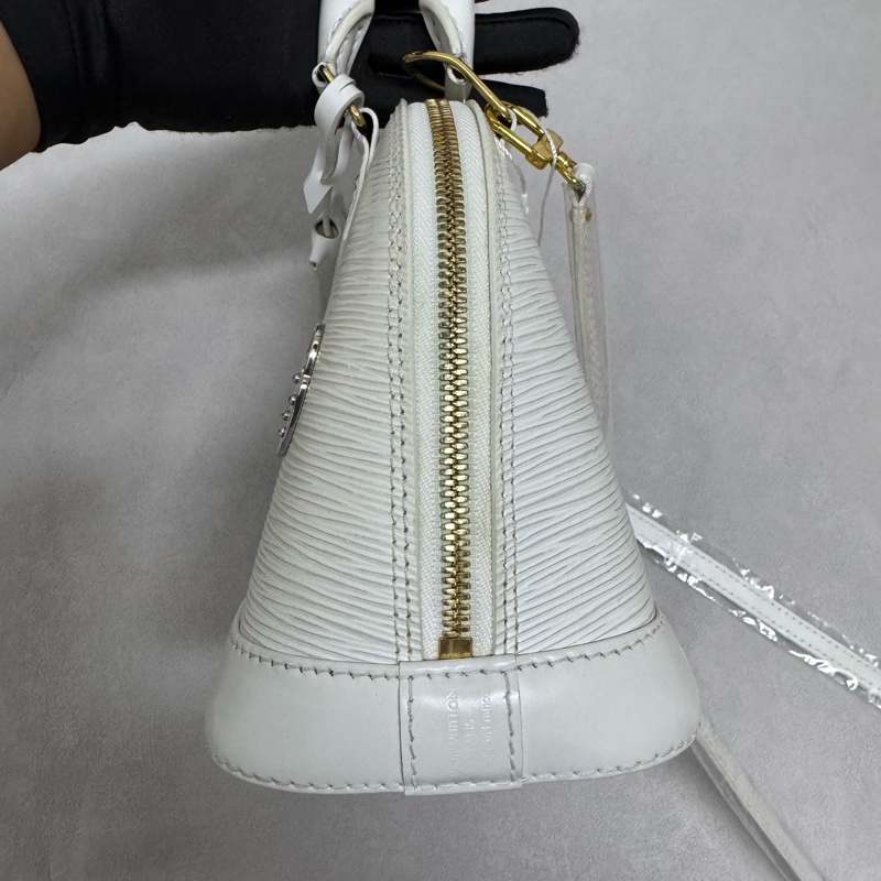 LV / 路易威登 Alma BB 貝殼包,白色水波紋配金色徽章-11
