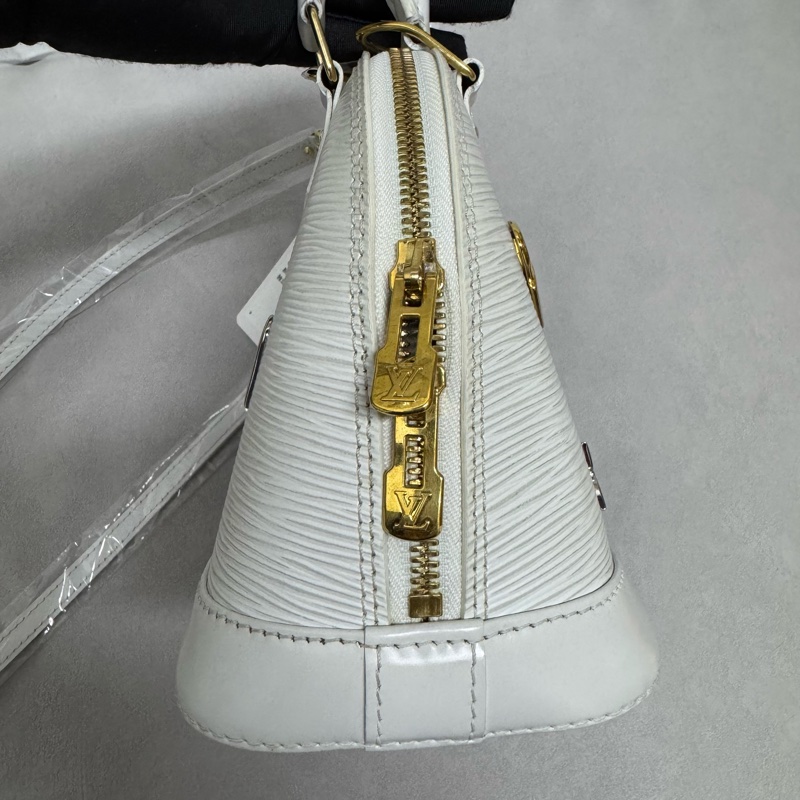 LV / 路易威登 Alma BB 貝殼包,白色水波紋配金色徽章-12