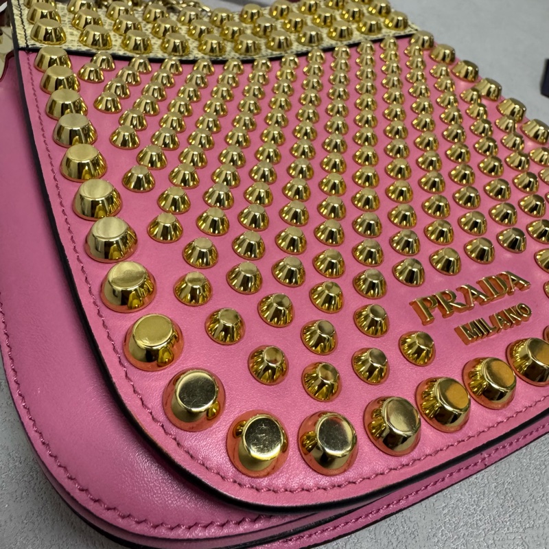 Prada / 普拉达 Margit 粉色小號鉚釘手袋-16