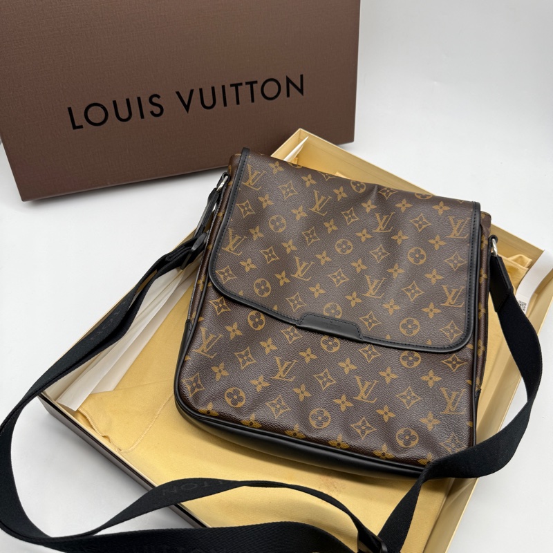 LV Louis Vuitton 男生老花翻蓋包側背包斜背包 買了會有一排房的收租包-1