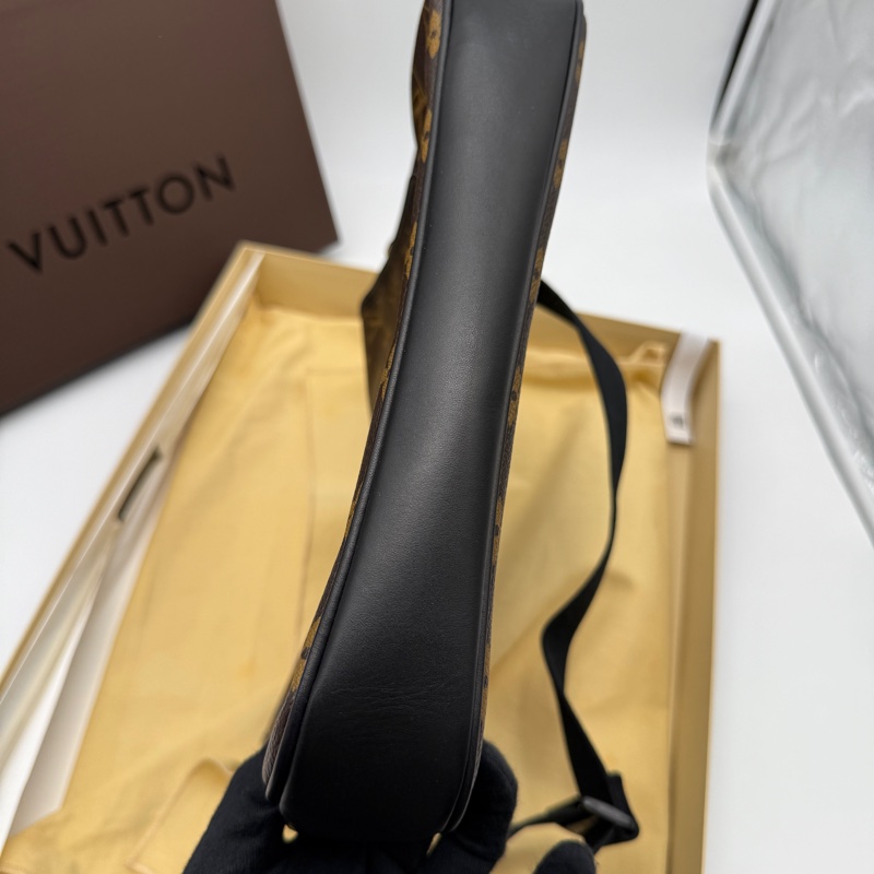 LV Louis Vuitton 男生老花翻蓋包側背包斜背包 買了會有一排房的收租包-2