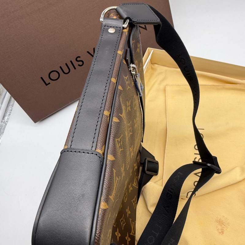 LV Louis Vuitton 男生老花翻蓋包側背包斜背包 買了會有一排房的收租包-3
