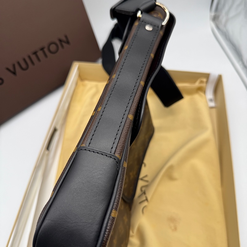 LV Louis Vuitton 男生老花翻蓋包側背包斜背包 買了會有一排房的收租包-4