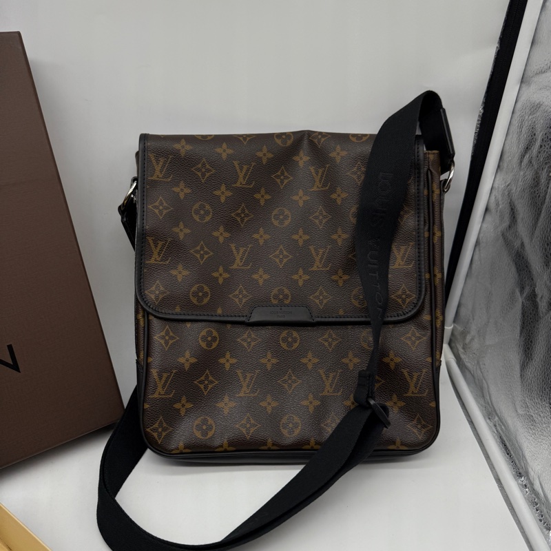 LV Louis Vuitton 男生老花翻蓋包側背包斜背包 買了會有一排房的收租包-6
