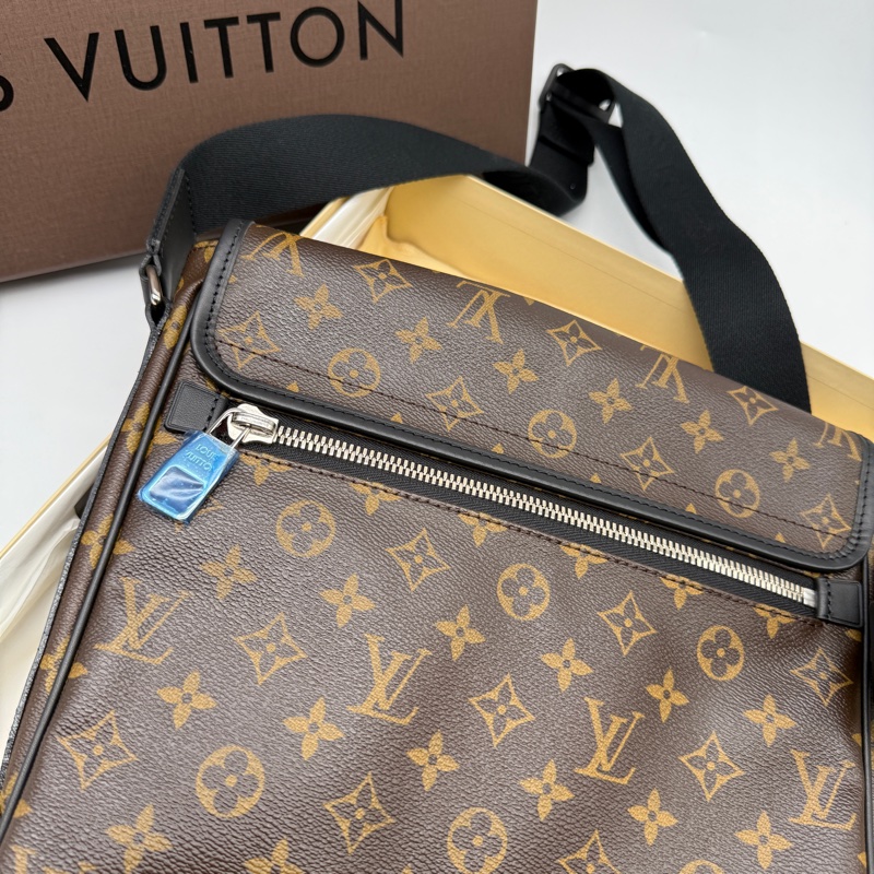 LV Louis Vuitton 男生老花翻蓋包側背包斜背包 買了會有一排房的收租包-7