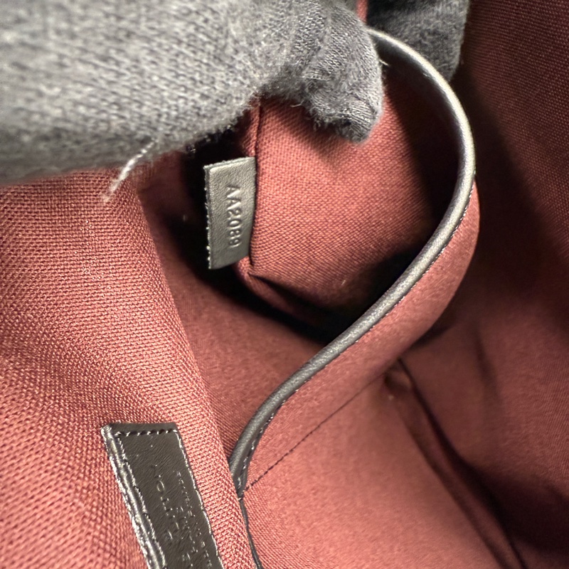 LV Louis Vuitton 男生老花翻蓋包側背包斜背包 買了會有一排房的收租包-11