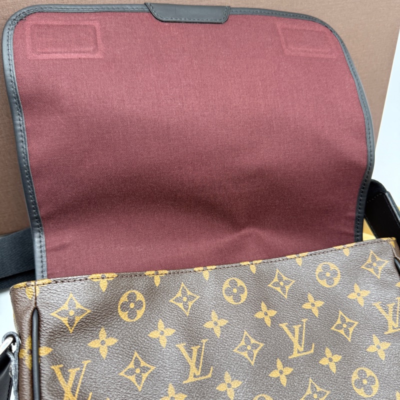 LV Louis Vuitton 男生老花翻蓋包側背包斜背包 買了會有一排房的收租包-12