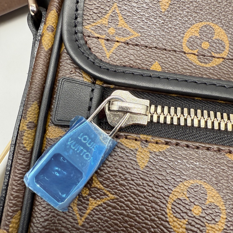 LV Louis Vuitton 男生老花翻蓋包側背包斜背包 買了會有一排房的收租包-14