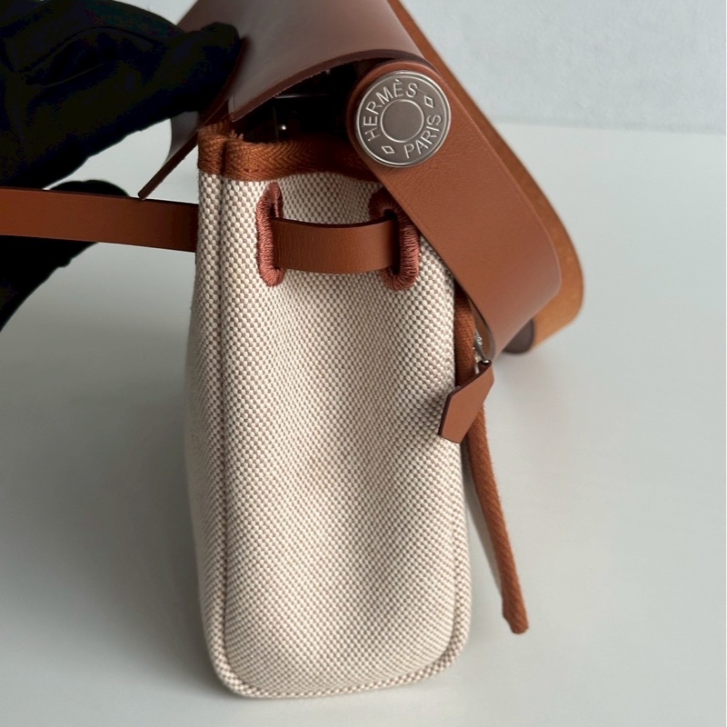 99新🆕 Hermès 愛馬仕 Mini Herbag 金棕銀釦 斜背包-14