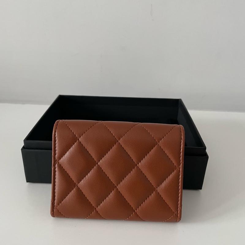 chanel 咖色金釦三折卡夾-1