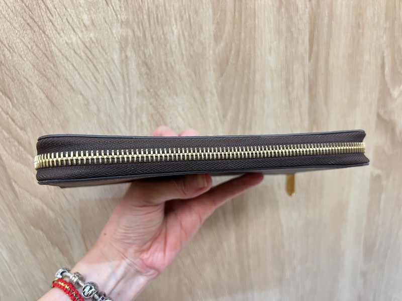 LV 原花金釦內12卡ㄇ拉長夾M42616-7
