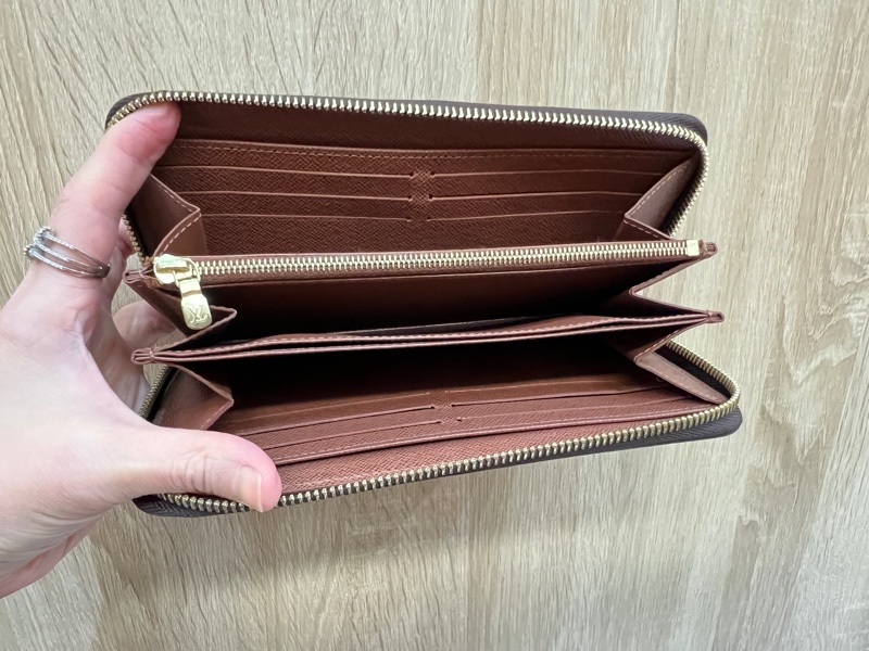 LV 原花金釦內12卡ㄇ拉長夾M42616-8