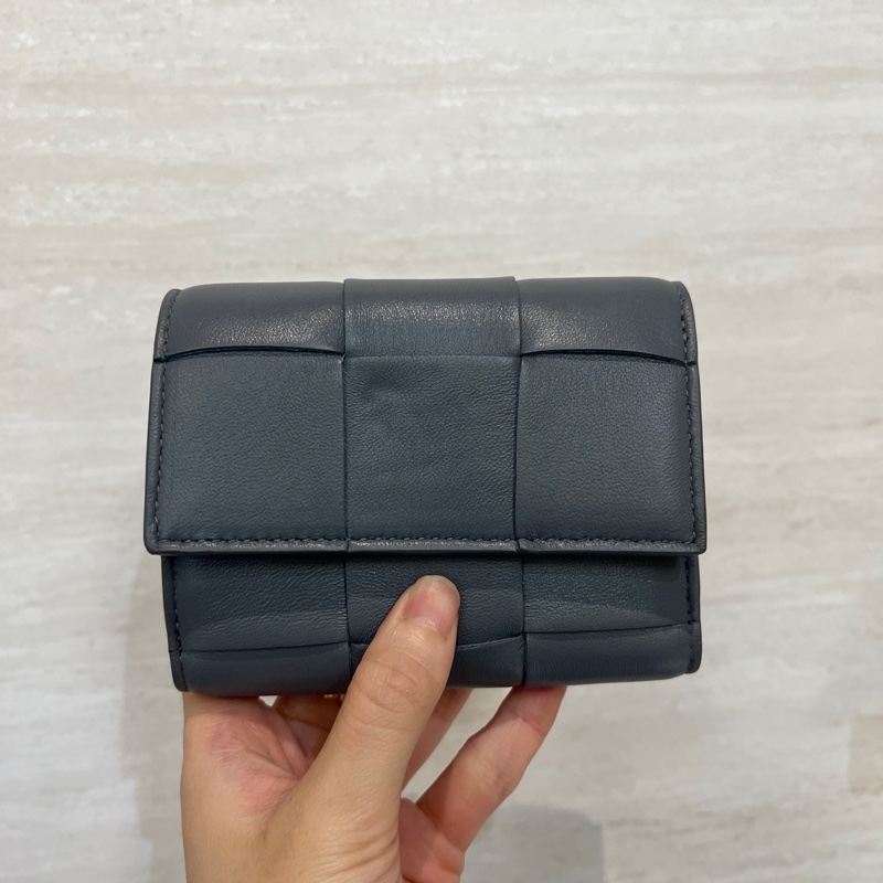 BV 灰牛皮霧金釦Cassette 6卡三折短夾-0