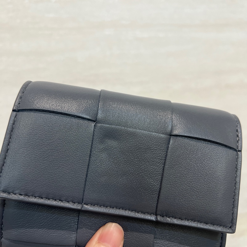 BV 灰牛皮霧金釦Cassette 6卡三折短夾-1