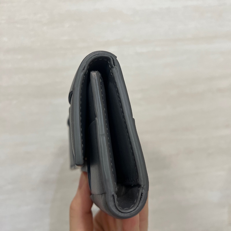 BV 灰牛皮霧金釦Cassette 6卡三折短夾-2