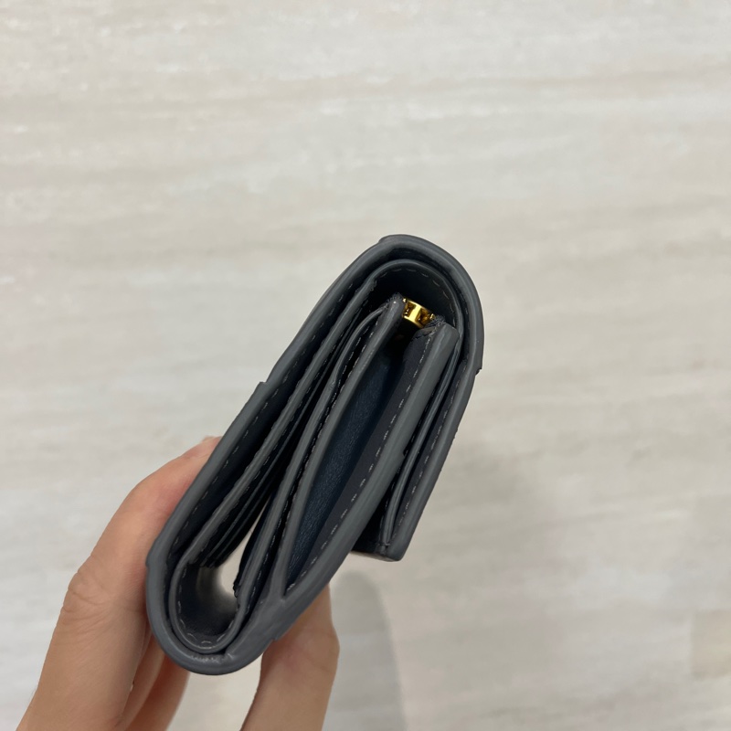 BV 灰牛皮霧金釦Cassette 6卡三折短夾-3