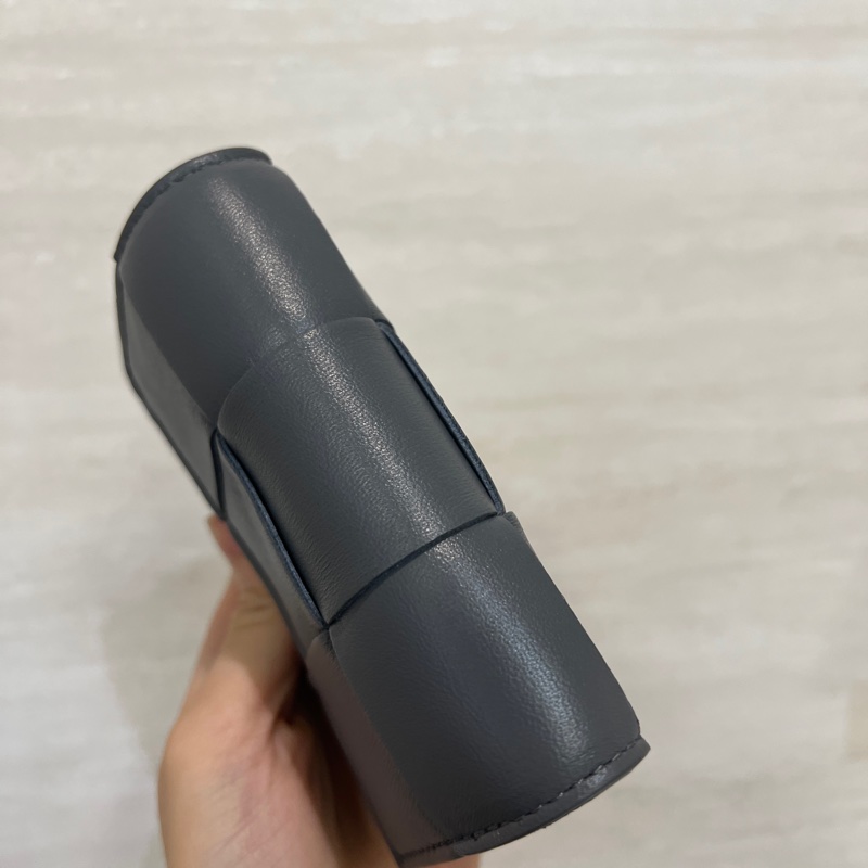 BV 灰牛皮霧金釦Cassette 6卡三折短夾-4