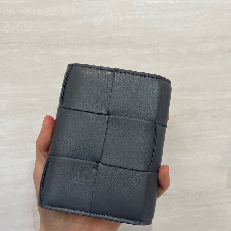 BV 灰牛皮霧金釦Cassette 6卡三折短夾-5