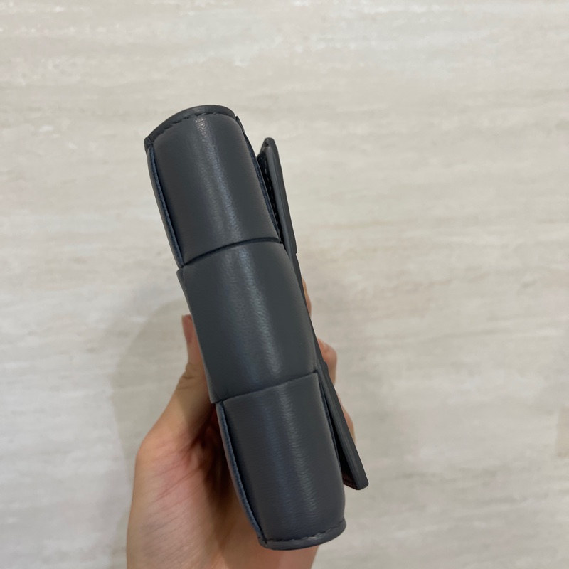 BV 灰牛皮霧金釦Cassette 6卡三折短夾-6