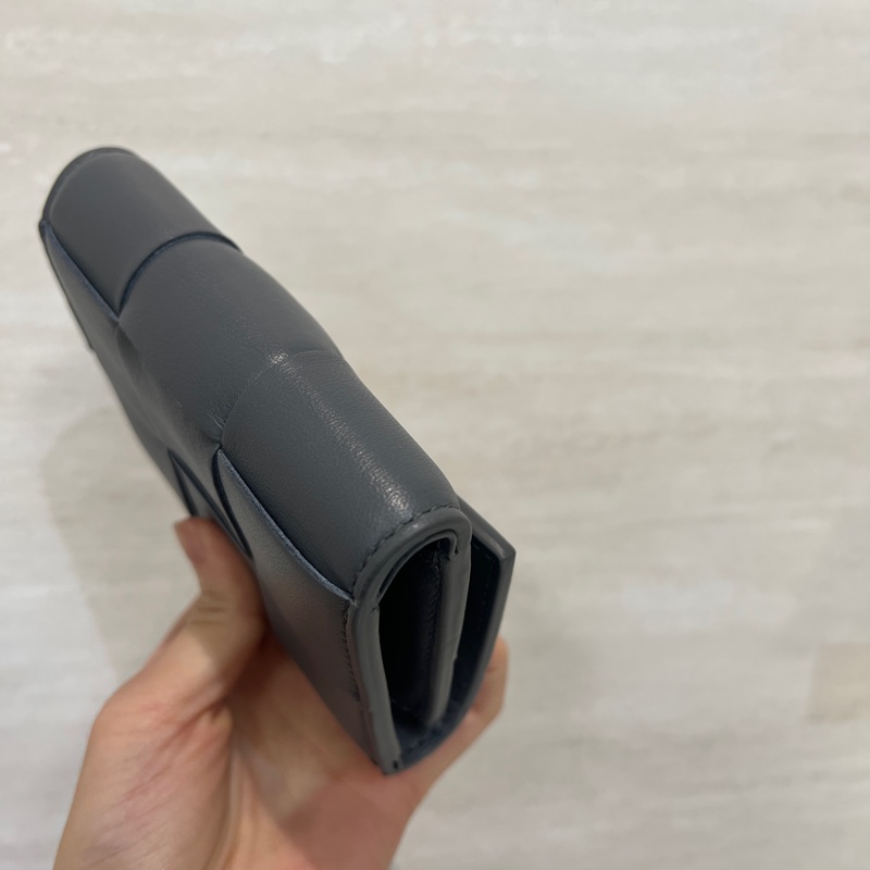 BV 灰牛皮霧金釦Cassette 6卡三折短夾-8