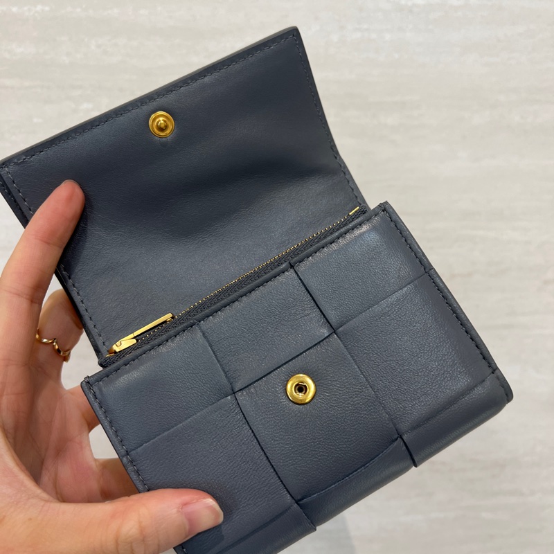 BV 灰牛皮霧金釦Cassette 6卡三折短夾-10